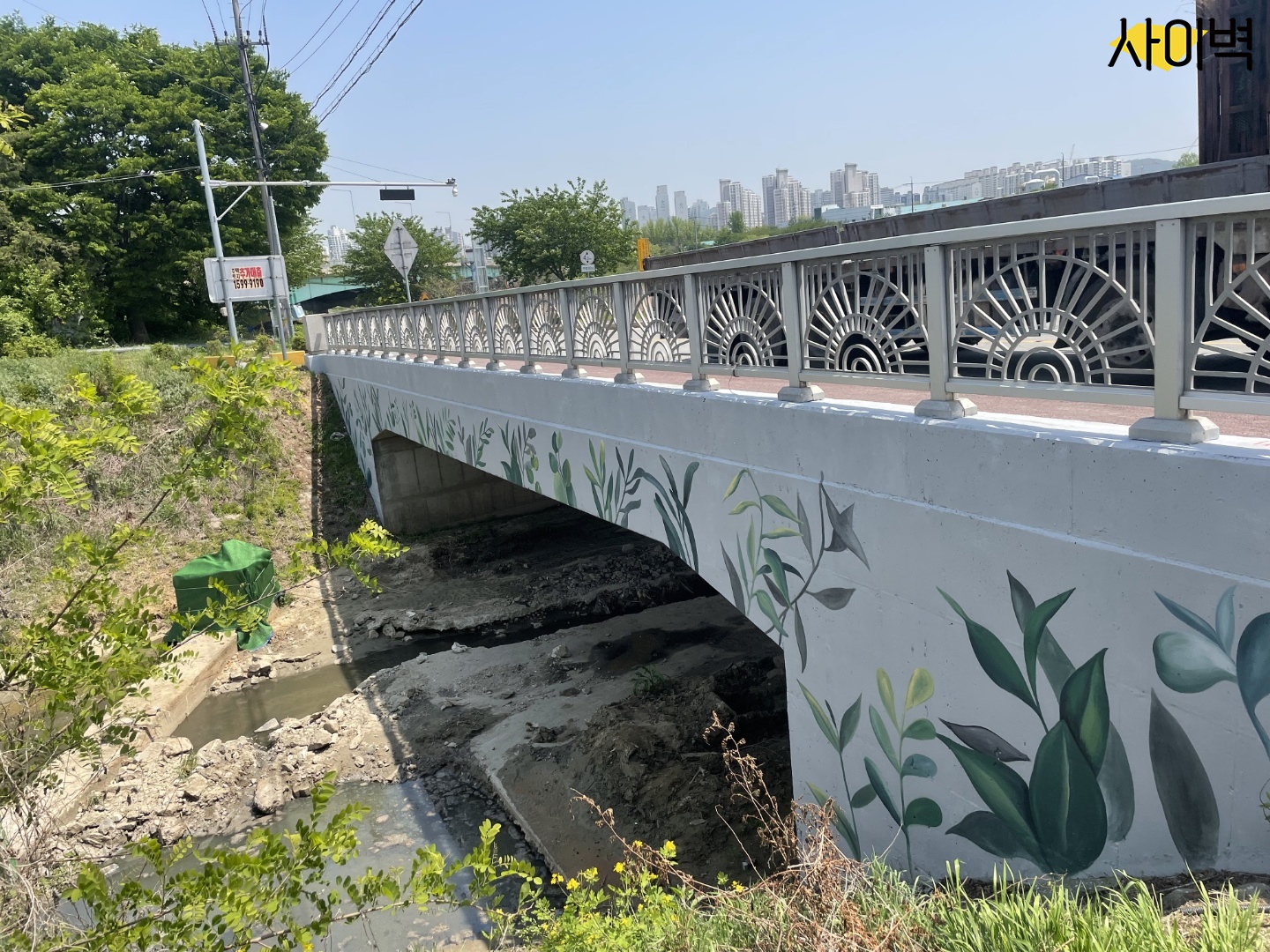 오산 천변교 교각 벽화 시공 사진 3